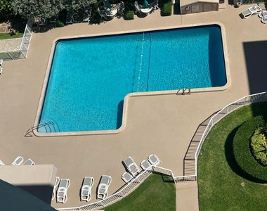 1069 Hillsboro Mile - Photo Thumbnail 20