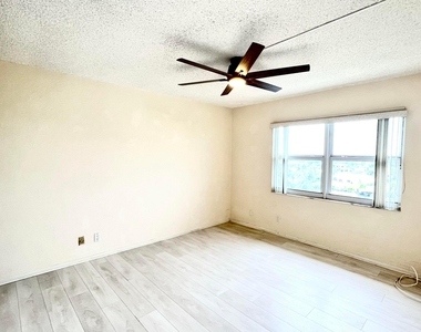 1069 Hillsboro Mile - Photo Thumbnail 10