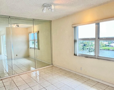 1069 Hillsboro Mile - Photo Thumbnail 6