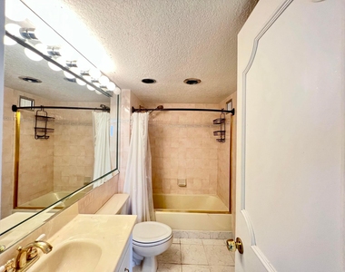 1069 Hillsboro Mile - Photo Thumbnail 13