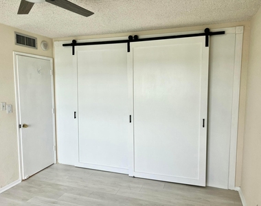 1069 Hillsboro Mile - Photo Thumbnail 9