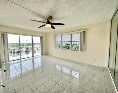 1069 Hillsboro Mile - Photo Thumbnail 4