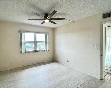 1069 Hillsboro Mile - Photo Thumbnail 11