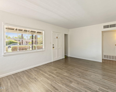 334 W Lewis Avenue - Photo Thumbnail 3
