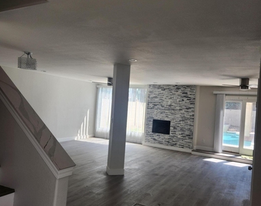 9025 N 14th Drive - Photo Thumbnail 4