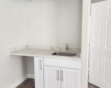 9025 N 14th Drive - Photo Thumbnail 8