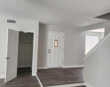 9025 N 14th Drive - Photo Thumbnail 2
