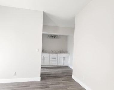 9025 N 14th Drive - Photo Thumbnail 7