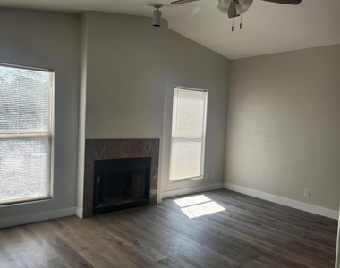 9025 N 14th Drive - Photo Thumbnail 3