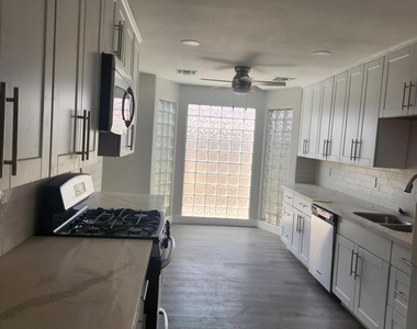 9025 N 14th Drive - Photo Thumbnail 5