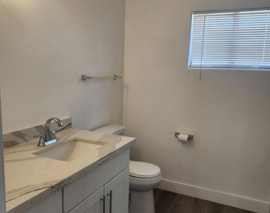 9025 N 14th Drive - Photo Thumbnail 13
