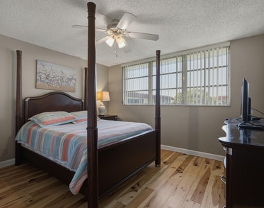 9420 S Hollybrook Lake Drive - Photo Thumbnail 3