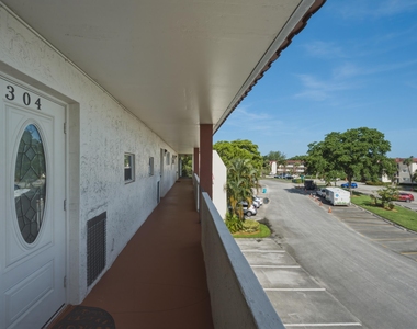 9420 S Hollybrook Lake Drive - Photo Thumbnail 19