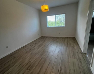 1129 Vermilion Drive - Photo Thumbnail 10