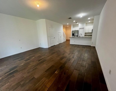 1129 Vermilion Drive - Photo Thumbnail 5