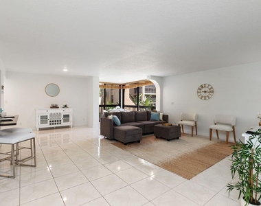 2455 Lindell Boulevard - Photo Thumbnail 4