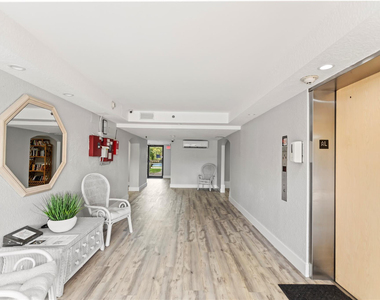 2455 Lindell Boulevard - Photo Thumbnail 3