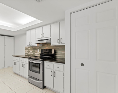 2455 Lindell Boulevard - Photo Thumbnail 9