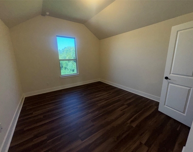 1701 Shamrock Green - Photo Thumbnail 5