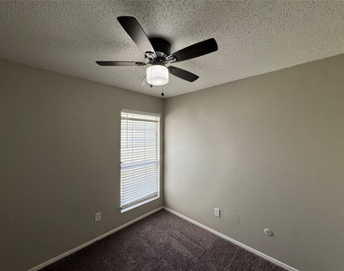 3808 Staghorn Circle S - Photo Thumbnail 7