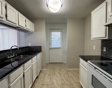 3808 Staghorn Circle S - Photo Thumbnail 6