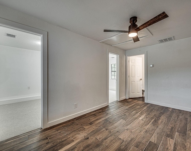 4728 Houghton Avenue - Photo Thumbnail 15
