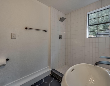 4728 Houghton Avenue - Photo Thumbnail 16