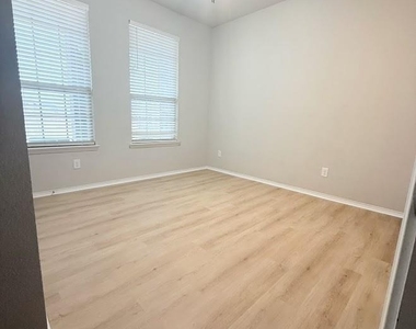 3018 Montrose Court - Photo Thumbnail 12