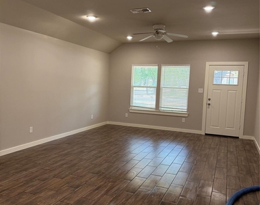 303 N Colbert Avenue - Photo Thumbnail 2