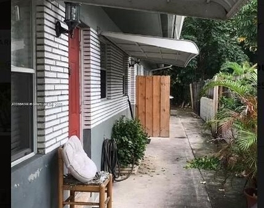 1546 Ne 32nd Street - Photo Thumbnail 2