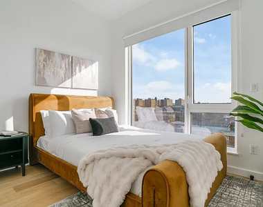 35th ave astoria - Photo Thumbnail 8