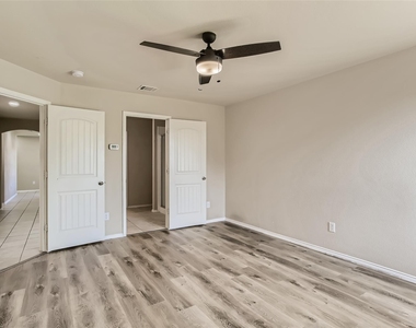 503 Hawthorn Drive - Photo Thumbnail 14