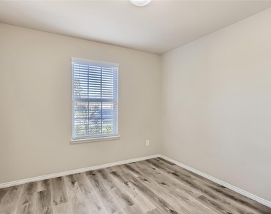 503 Hawthorn Drive - Photo Thumbnail 10