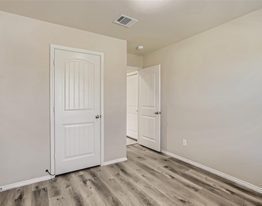 503 Hawthorn Drive - Photo Thumbnail 9