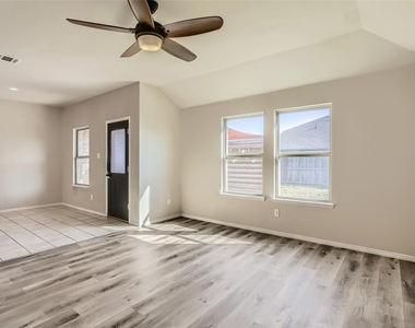 503 Hawthorn Drive - Photo Thumbnail 24
