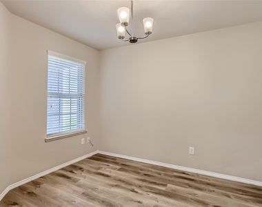 503 Hawthorn Drive - Photo Thumbnail 22