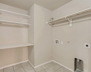 503 Hawthorn Drive - Photo Thumbnail 3
