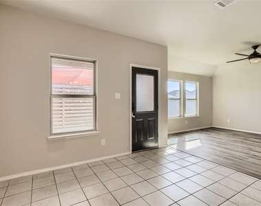 503 Hawthorn Drive - Photo Thumbnail 16