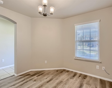 503 Hawthorn Drive - Photo Thumbnail 21