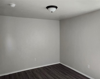 1833 Westchester Drive - Photo Thumbnail 11