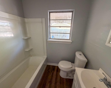 121 Vandenburg Drive - Photo Thumbnail 6
