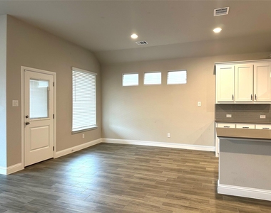 1008 Virginia Drive - Photo Thumbnail 4