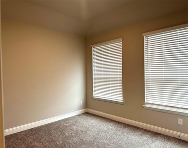 1008 Virginia Drive - Photo Thumbnail 12