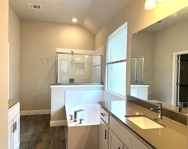 1008 Virginia Drive - Photo Thumbnail 8