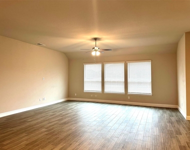 1008 Virginia Drive - Photo Thumbnail 2