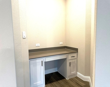 1008 Virginia Drive - Photo Thumbnail 5