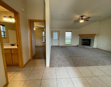 804 Beechwood Way - Photo Thumbnail 2