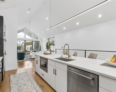 4404 Capitol Avenue - Photo Thumbnail 27
