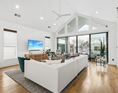 4404 Capitol Avenue - Photo Thumbnail 1