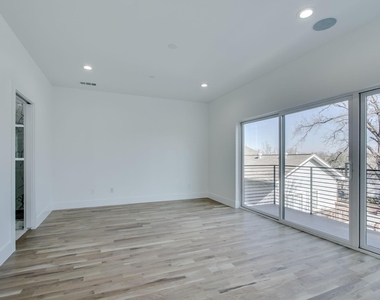 708 W 9th Street - Photo Thumbnail 14